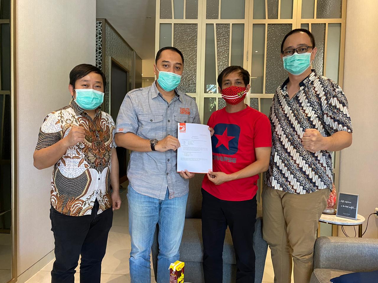 Sekjen DPP PSI menunjukkan surat dukungan terhadap pasangan Eri-Armuji. (Foto: Dok PSI)