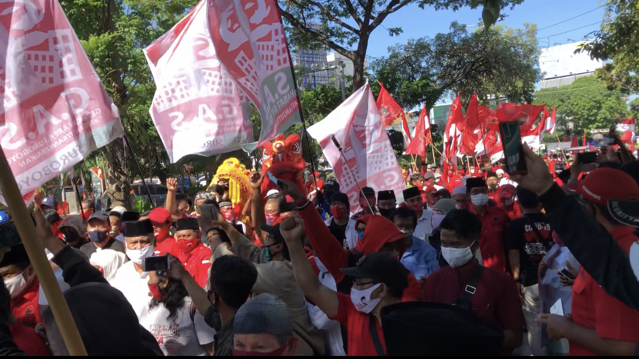 Ratusan pendukung Eri - Armuji, saat datangi Kantor KPU Surabaya (Andhi Dwi/ Ngopibareng.id)