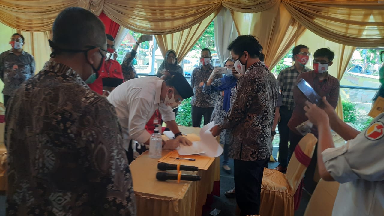 Eri Cahyadi ketika menandatangani pendaftaran di KPU. (Foto: Alief Sambogo/Ngopibareng.id)