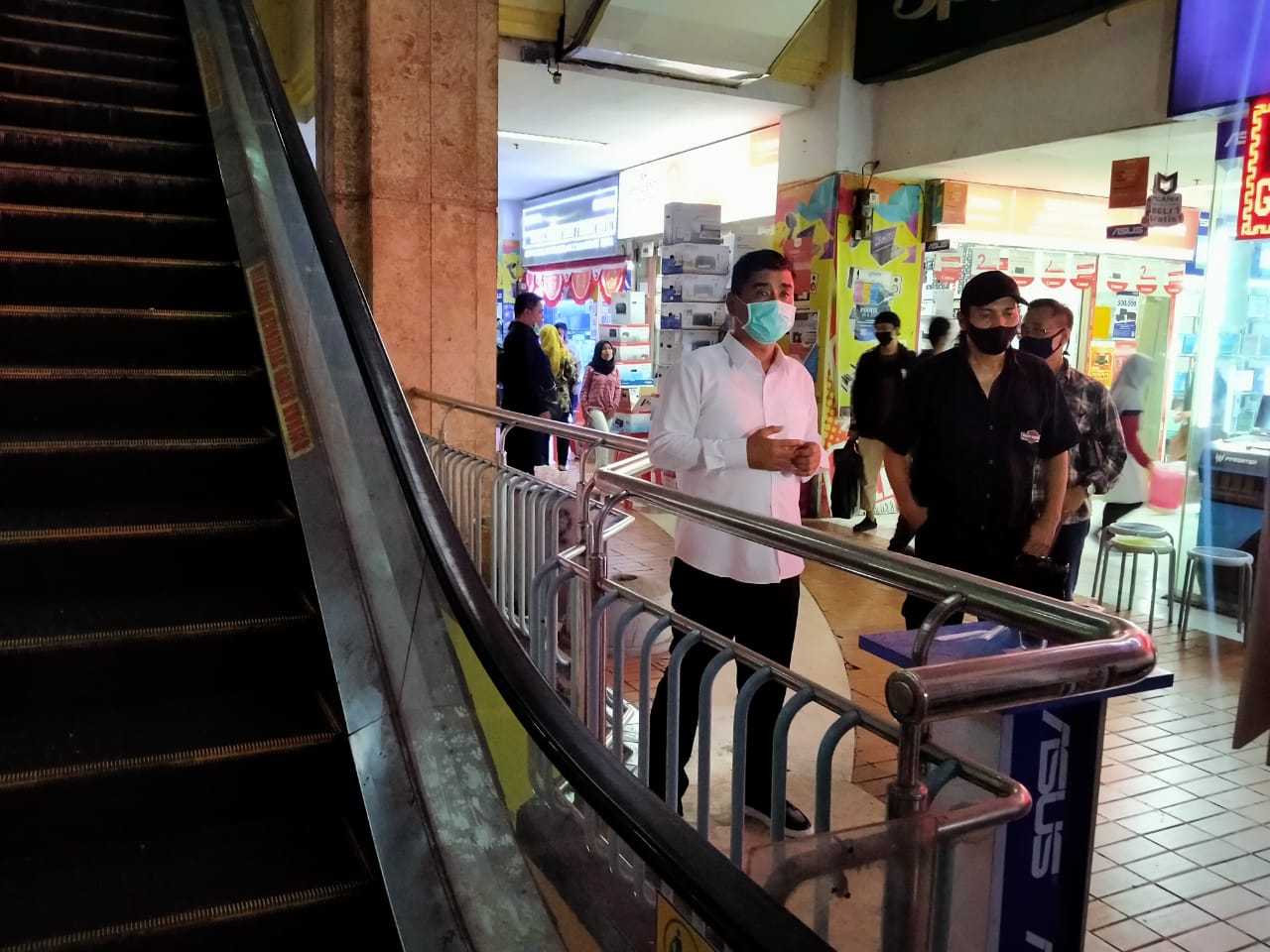 Bakal Calon Wakil Walikota Surabaya, Mujiaman Sukirno (kiri) ketika melihat kondisi Hi-Tech Mall, Surabaya, Jumat 4 September 2020. (Foto: Fariz Yarbo/Ngopibareng.id)