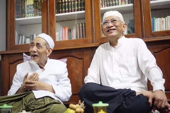 KH Maimoen Zubair (almaghfurlah) bersama KH A Mustofa Bisri (Gus Mus). (Foto: dok/Ngopibareng.id)