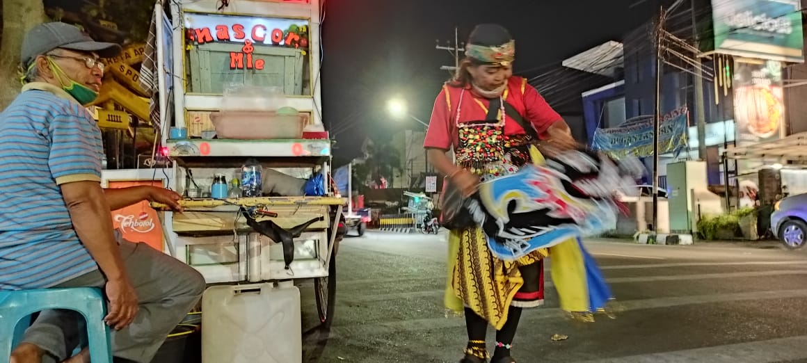 Penari jalanan jaranan celeng setiap malam harus keliling kampunya hanya untuk menghidupi keluarganya. (Foto: Fendi/Ngopibareng.id)