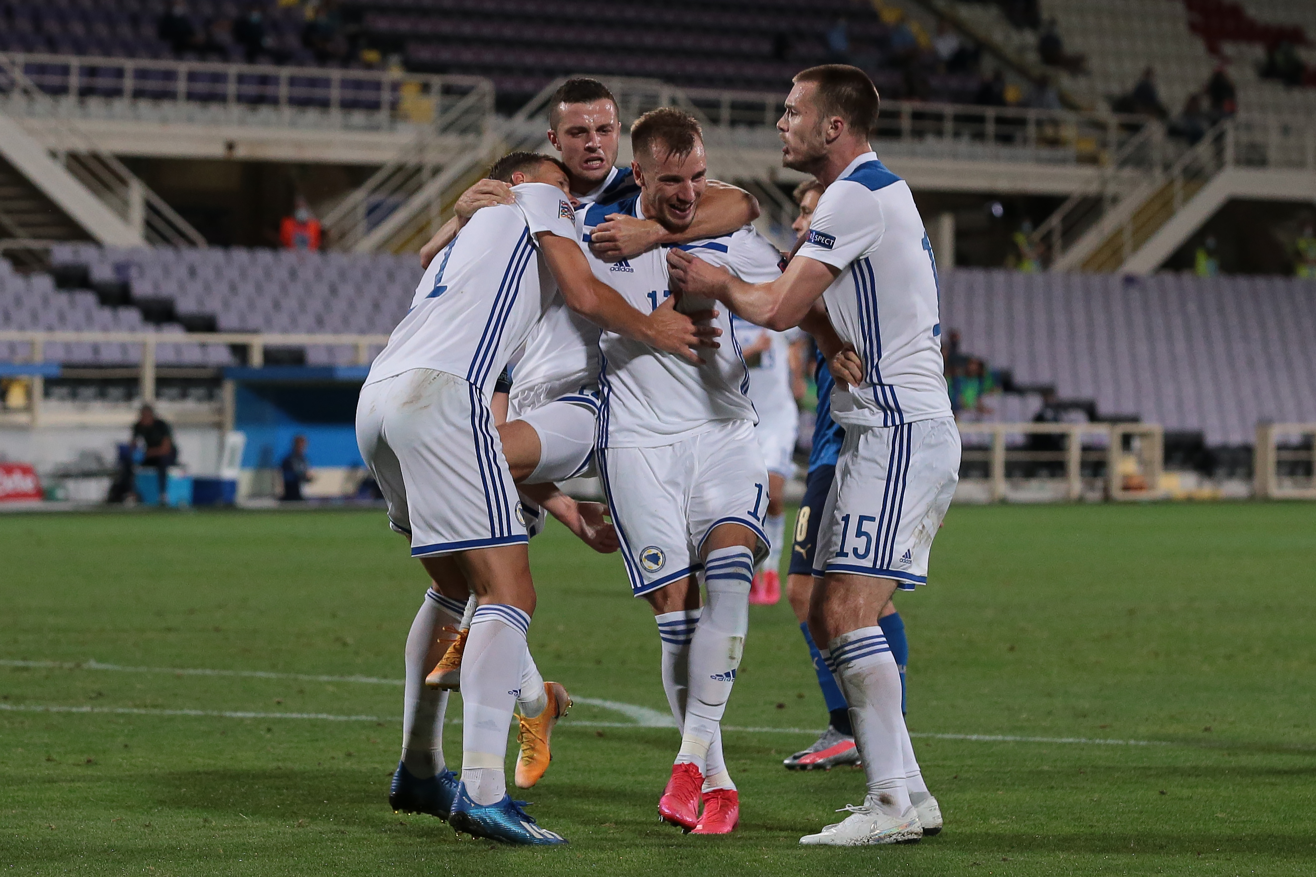 Gol Edin Dzeko (tengah) membuka skor 1-0 saat melawan Italia dalam laga UEFA Nations League Divisi A. (Foto: AFP)