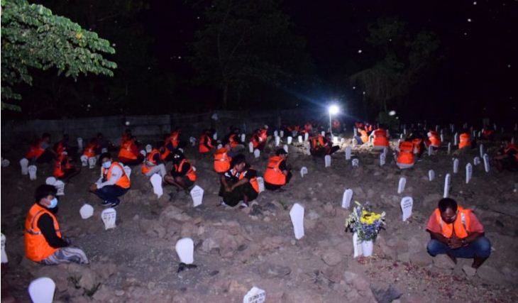 Warga Sidoarjo kena sanksi baca doa di makam Covid-19. (Antaranews)