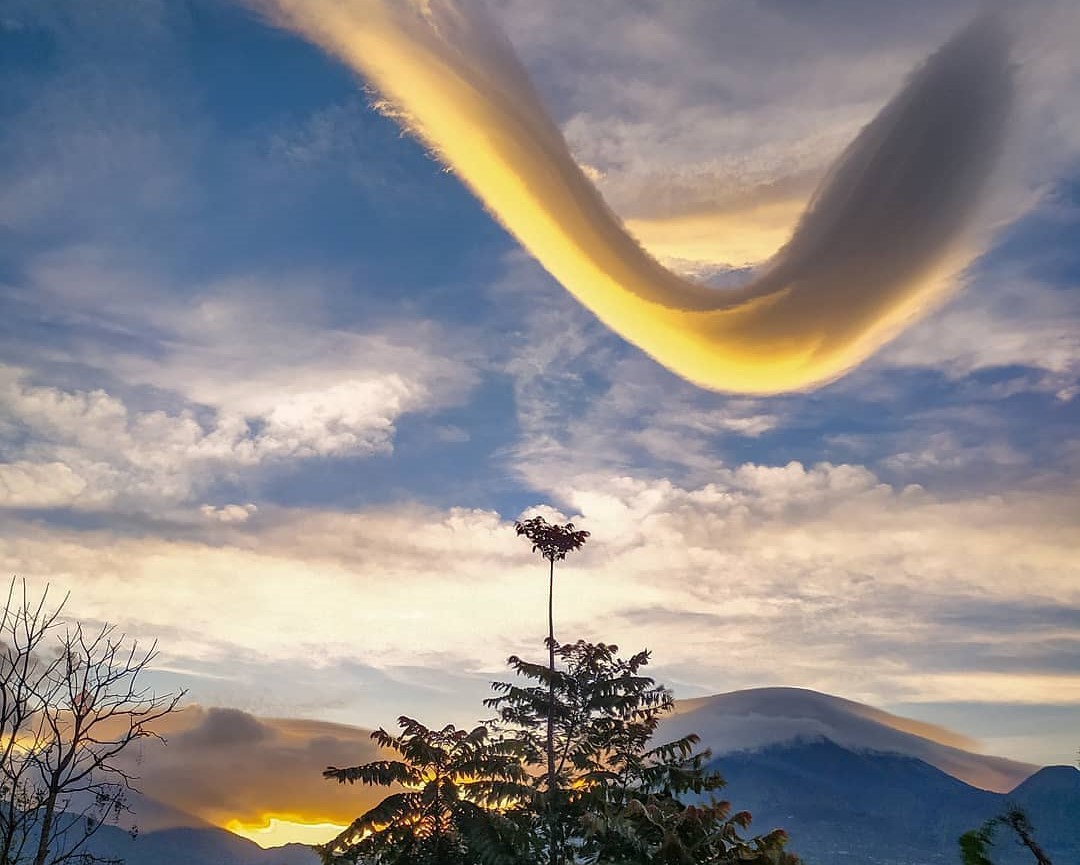 Penampakan awan berbentuk V di langsit Wonosobo, Jawa Tengah, Jumat, 4 September 2020. (Foto: IG Wonosobozone)