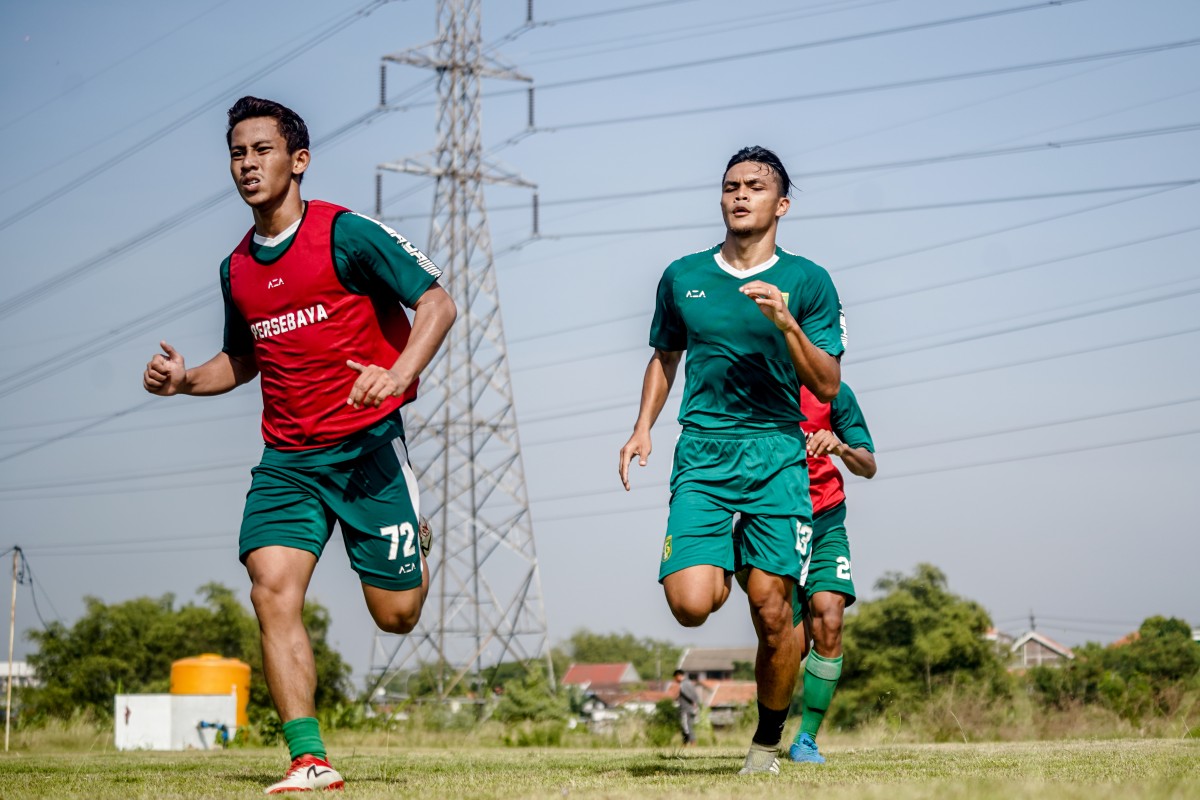 Persebaya Surabaya saat berlatih di Lapangan Unesa. (Foto: Persebaya.id)