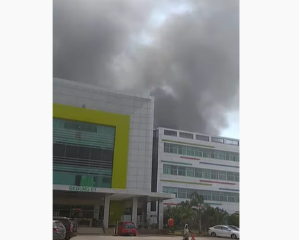 Rumah Sakit Umum Daerah (RSUD) Kabupaten Bekasi, Jalan Teuku Umar, Kecamatan Cibitung, terbakar, Sabtu 5 September 2020. (Foto: YouTube)