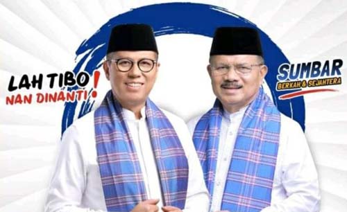 Mulyadi (kiri) dan Ali Mukhni, pasangan calon gubernur/wakil gubernur Sumbar mengembalikan rekomendasi dari PDI Perjuangan. (Foto:Sumbar)