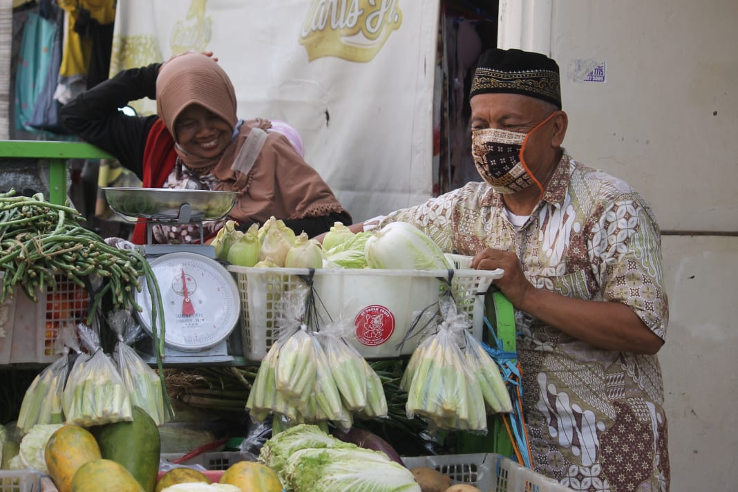 Suryo Supartono, sekarang menjadi pedagang sayur keliling. Karirnya sebagai desainer tamat karena judi Porkas. (Foto: Asmanu/Ngopibareng.id)