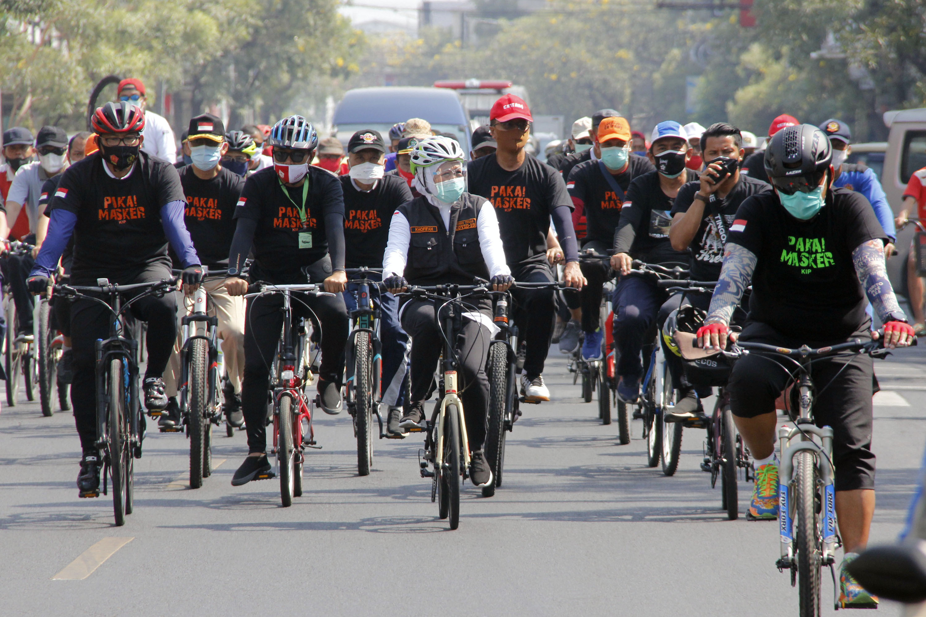 Gubernur Jatim, Khofifah Indar Parawansa bersama rombongan melaksanakan gowes kampanye penerepan protokol kesehatan di Sidoarjo, Minggu 6 September 2020. (Foto: Fariz Yarbo/Ngopibareng.id)