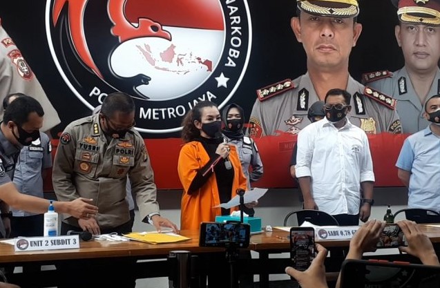 Reza Artamevia meminta maaf dan menyesal di depan publik dalam konfrensi pers di Polda Metro Jaya, Minggu, 6 September 2020. (Foto: Ant)