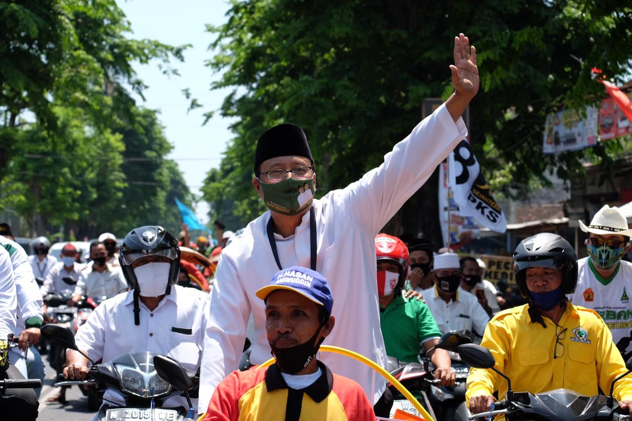 Saifullah Yusuf (Gus Ipul) mengayuh becak saat mendaftar ke KPU Kota Pasuruan. (Foto: Ngopibareng.id)