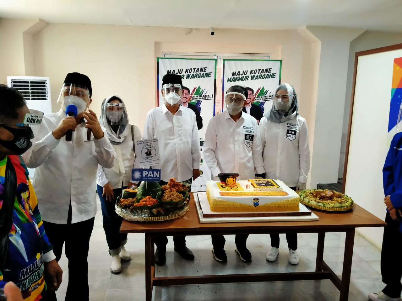 Kue kado ultah Machfud Arifin menyertai saat jelang pendaftaran di KPU. (Foto: Fariz Yarbo/Ngopibareng.id)