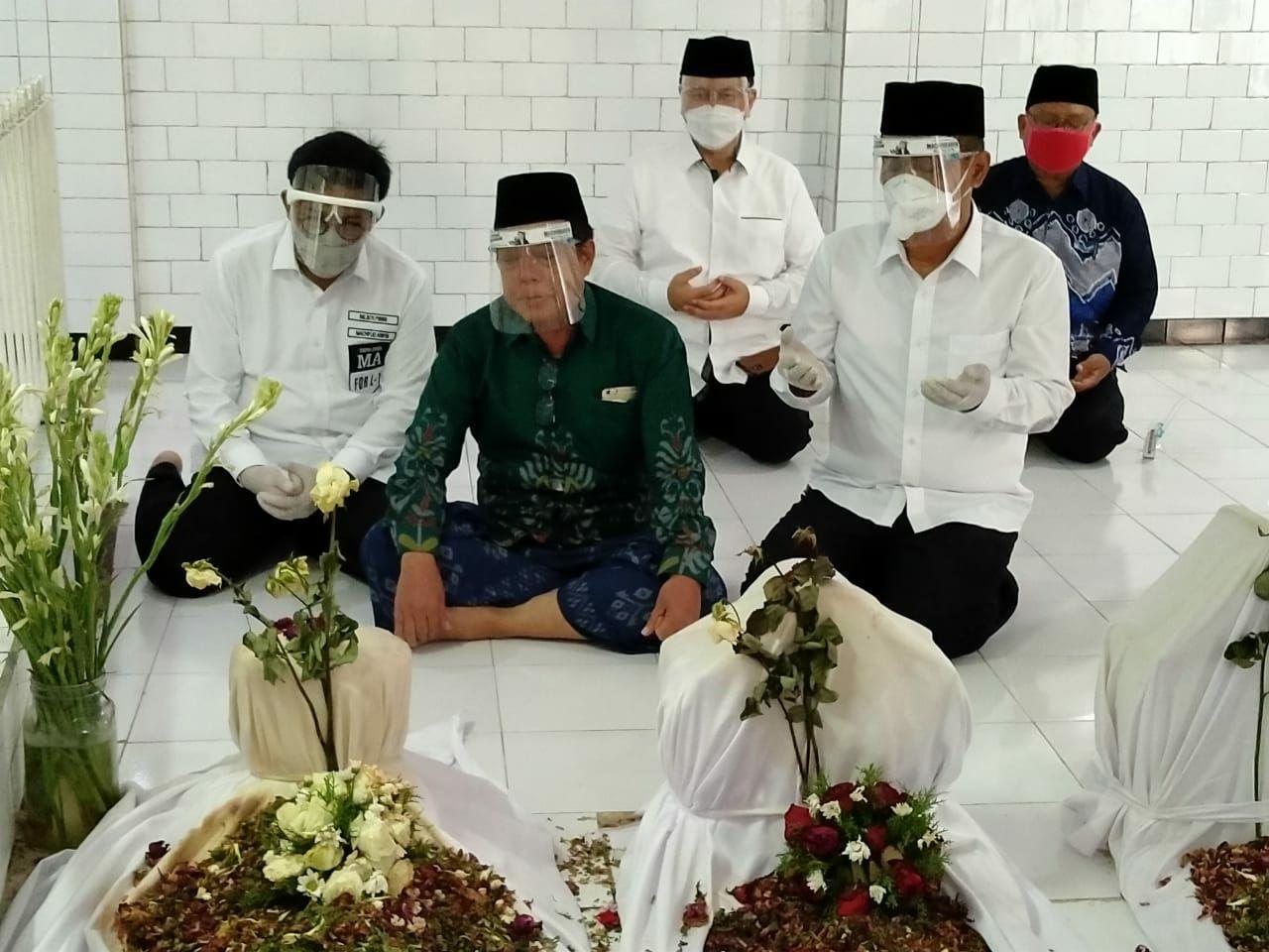 Pasangan Machfud Arifin-Mujiaman Sukirno ziarah di makam Sunan Bungkul. (Foto: Fariz Yarbo/Ngopibareng.id)