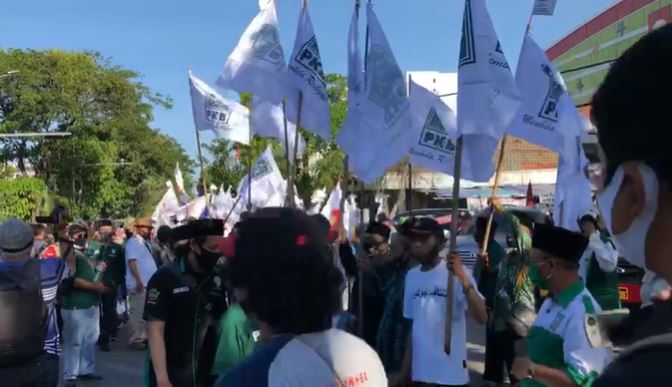 Ribuan pendukung MA-Mujiaman mulai berdatangan di KPU Surabaya. (Foto: Andhi/Ngopibareng.id)