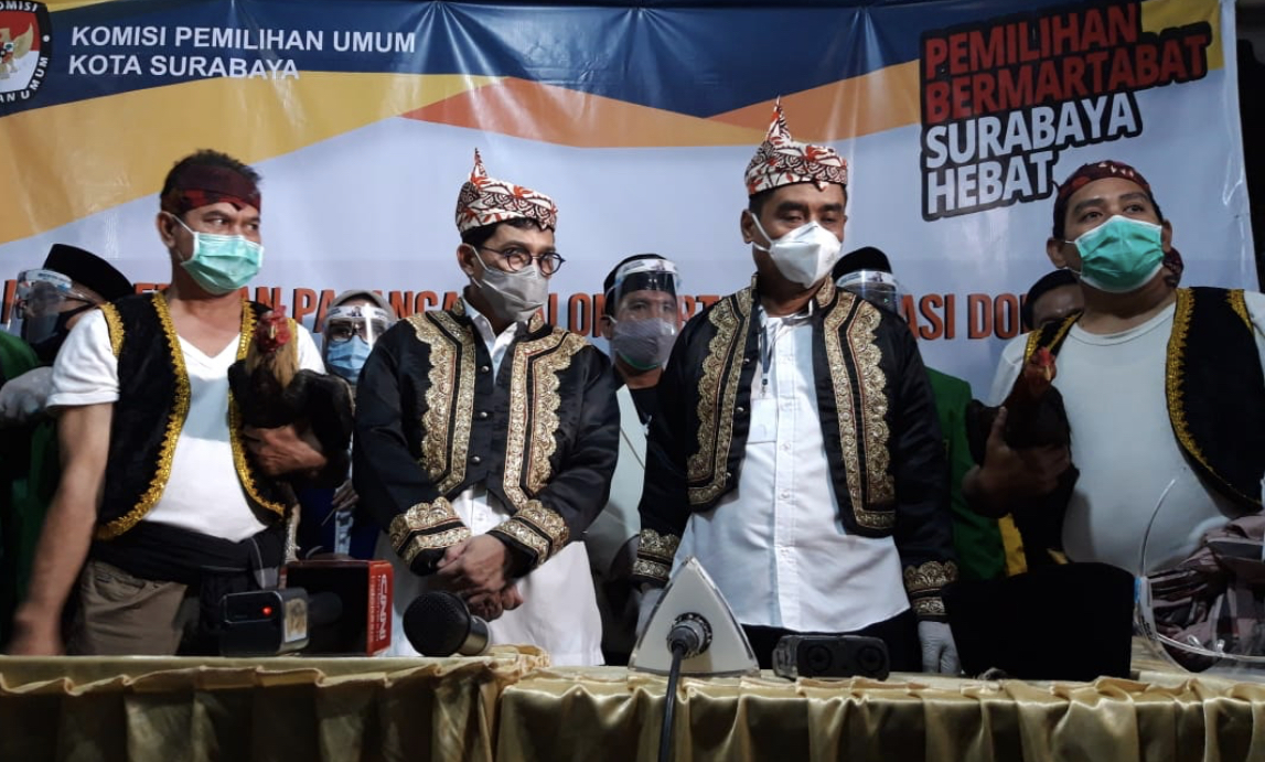 Machfud Arifin-Mujiaman Sukirno mengenakan pakaian Sawunggaling di Kantor KPU Surabaya, Sabtu 6 September 2020. (Foto: Andhi Dwi/Ngopibareng.id)