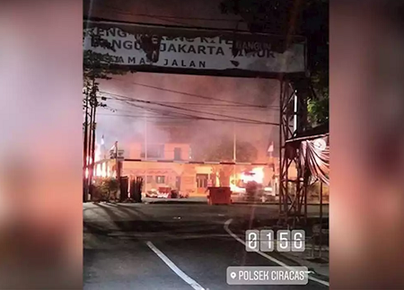 Suasana di Polsek Ciracas pasca penyerangan Sabtu, 29 Agustus 2020. (Foto: YouTube)