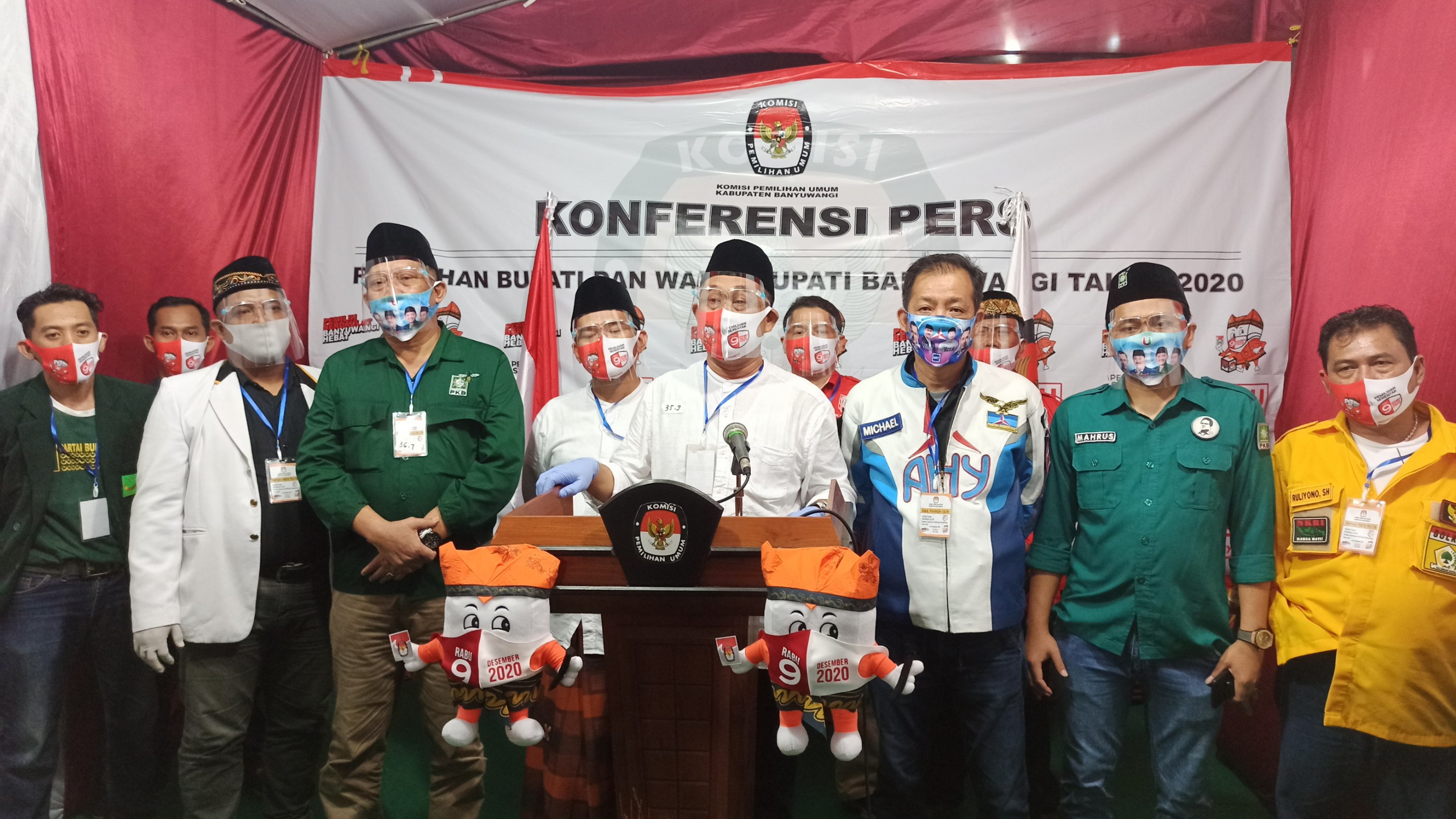 Yusuf-Gus Riza melakukan konferensi pers usai mendaftar di KPU Banyuwangi, Minggu 6 September 2020. (Foto: Muh Hujaini/Ngopibareng.id)