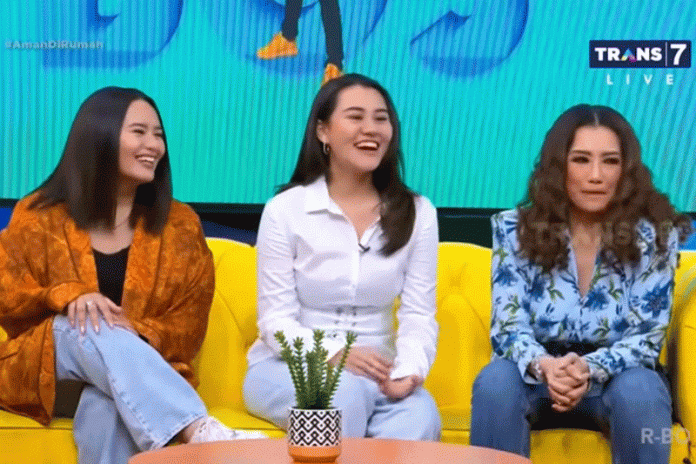 Penyanyi Reza Artamevia bersama kedua putrinya, Zahwa dan Aaliyah, saat tampil di program OKAY BOS, di Trans TV beberapa hari sebelum terciduk kasus narkoba. (Foto: Trans 7)