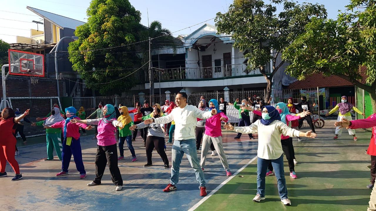 Eri Cahyadi saat ikut senam di salah satu wilayah di Kota Surabaya. (Foto: PDI Perjuangan Kota Surabaya)