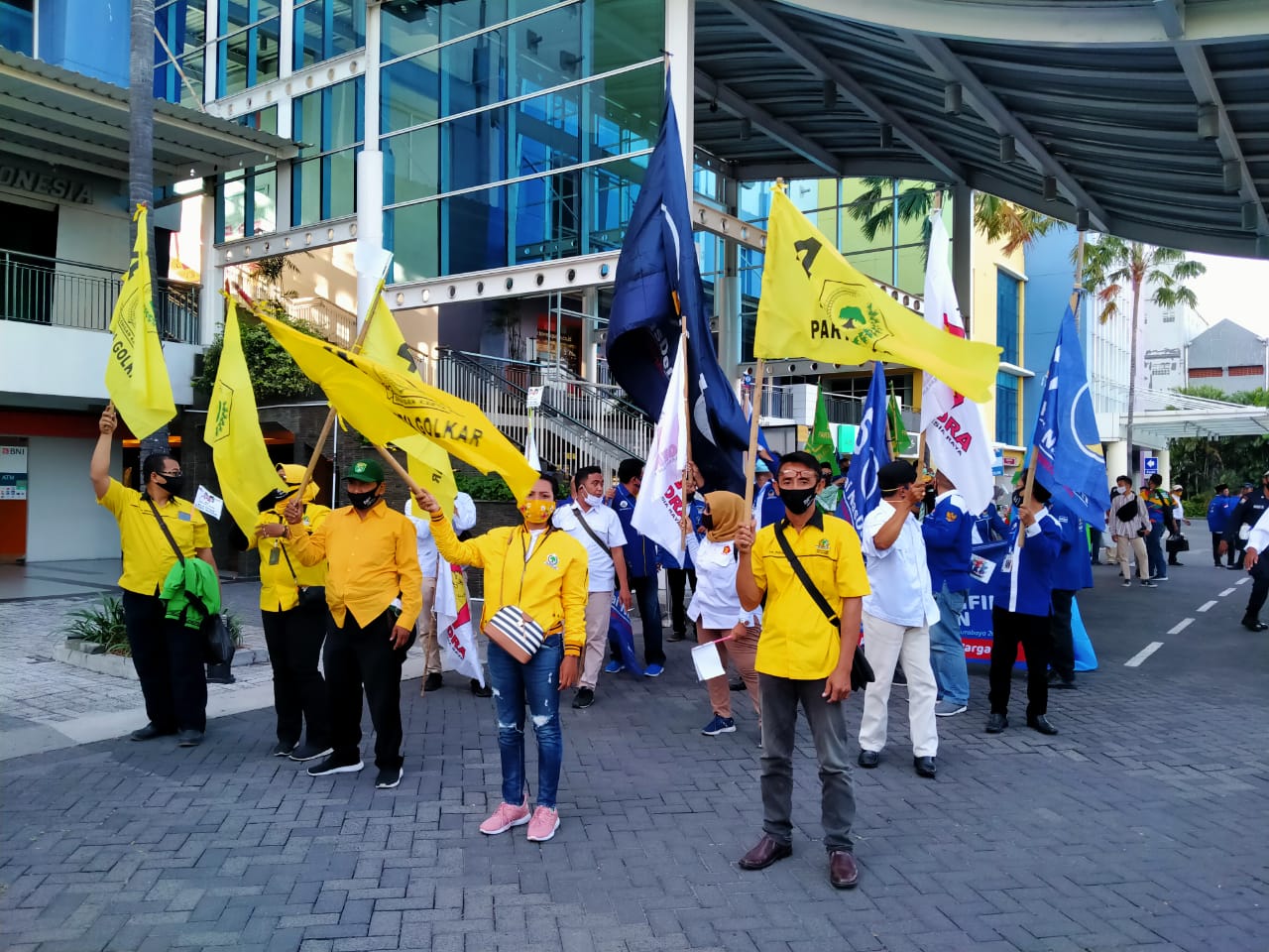 Kader Partai Golkar bersama partai pengusun MAJU ketika bekumpul jelang pendaftaran MAJU di Kantor KPU Surabaya, Minggu 6 September 2020. (Foto: Fariz Yarbo/Ngopibareng.id)