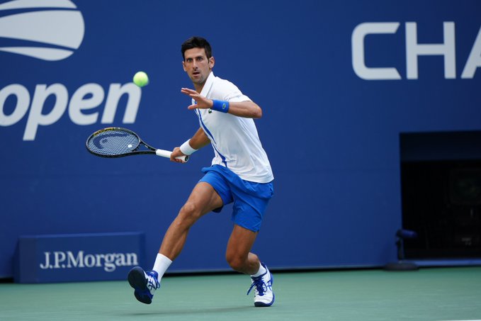 Novak Djokovic didiskualifikasi setelah memukul bola ke arah hakim garis hingga membuatnya terjengkang. (Foto: Twitter/@usopen)