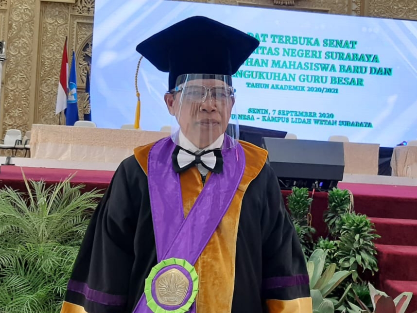 Prof. Dr Budianto,M.Pd. yang dikukuh sebagai guru besar bidang inklusi yang pertama di Universitas Negeri Surabaya (Unesa), Senin, 7 September 2020. Guru besar di bidang inklusi saat ini baru ada tiga orang, termasuk Prof. Dr Budianto, ini. (Foto; Pita Sari/Ngopibareng.id)