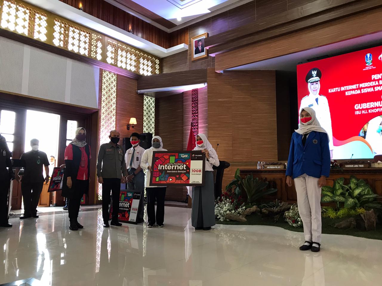 Penyerahan secara simbolis kartu kuota internet oleh Gubernur Jatim, Khofifah Indar Parawansa di Kantor BPSDM Jatim, Kota Malang, Jawa Timur, Senin 7 September 2020. (Foto: Lalu Theo/Ngopibareng.id)