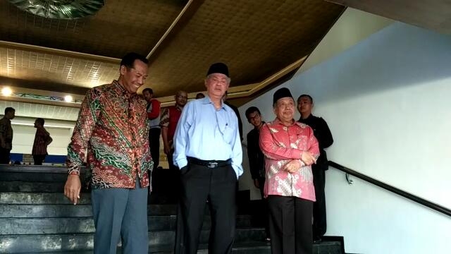 Malik Fadjar, diapit Prof Imam Suprayogo (kanan) dan Rektor Universitas Muhammadiyah Malang, H. Fauzan. (Foto: Istimewa)