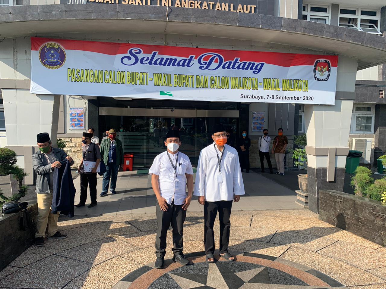 Pasangan calon Walikota dan Wakil Walikota Pasuruan Saifullah Yusuf (Gus Ipul)-Adi Wibowo (Mas Adi) sebelum menjalani tes kesehatan di RSAL Dr Ramelan Surabaya. (Foto: Ngopibareng.id)