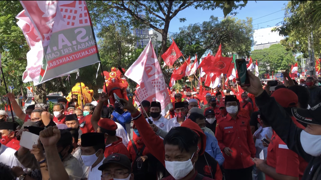 Arak-arakan yang dilakukan oleh simpatisan paslon Eri Cahyadi-Armuji, saat mendaftar di Kantor KPU Kota Surabaya. (Foto: Andhi Dwi/Ngopibareng.id)