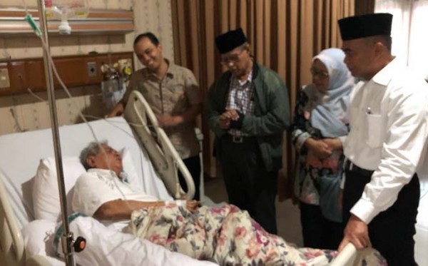 Menteri Koordinator Bidang Pembangunan Manusia dan Kebudayaan (Menko PMK) Muhadjir pernah menjenguk Malik Fadjar sebelum meninggal dunia. (Foto: Istimewa)