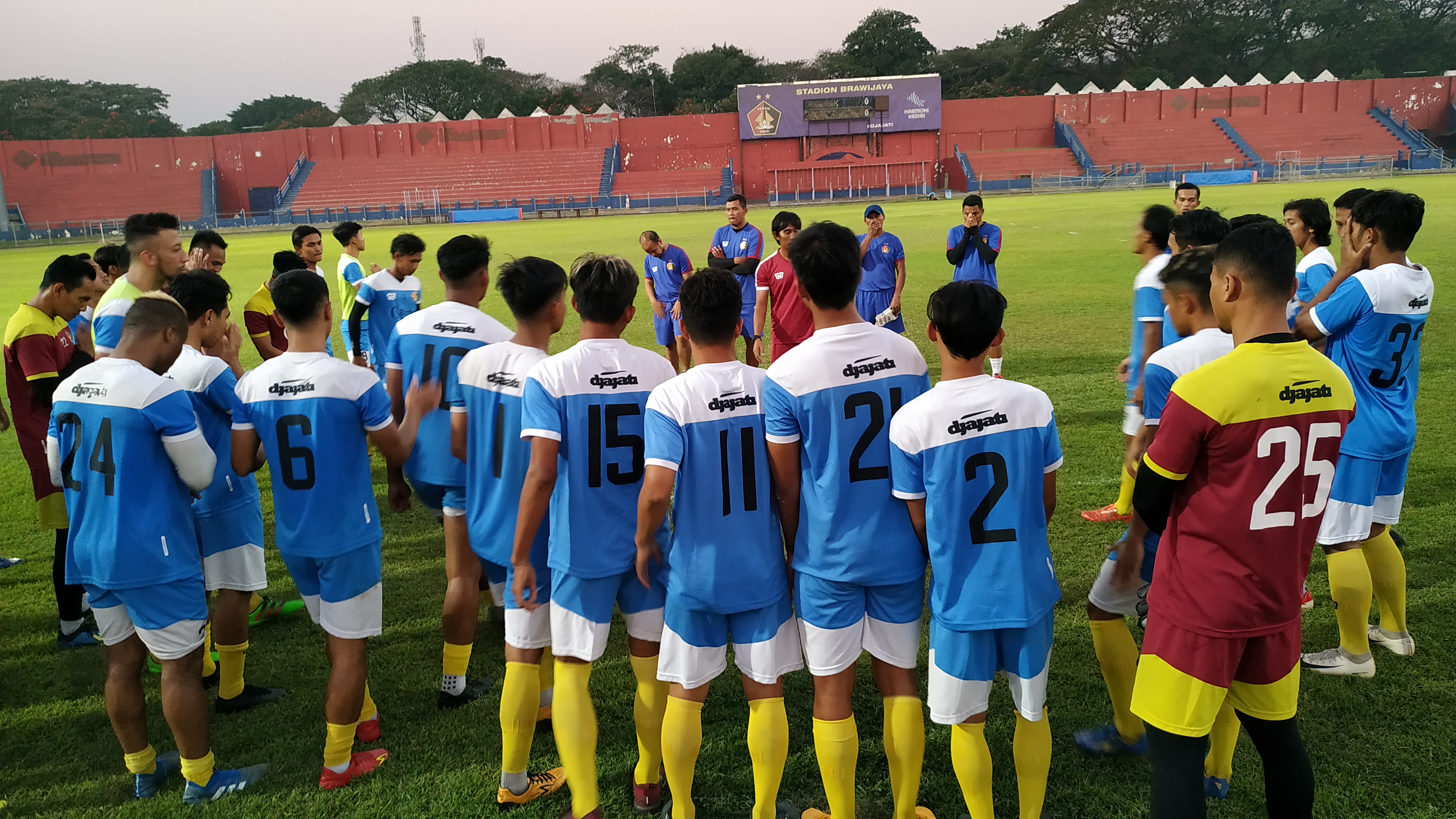 Persik gelar latihan di stadion Brawijaya, Kediri (Foto: Fendhy Plesmana/Ngopibareng.id)