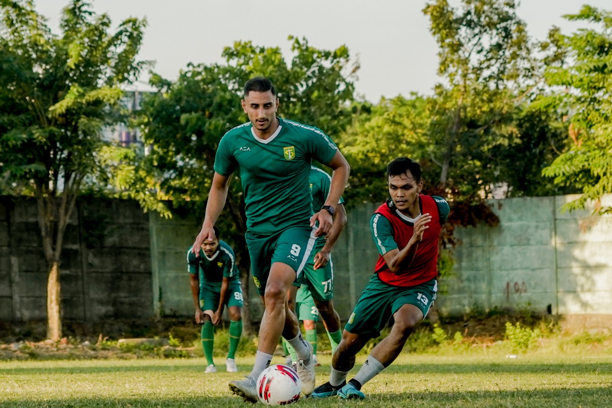 Mahmoud Eid saat latihan perdana di Persebaya, Selasa 8 September 2020 di Lapangan Unesa. (Foto: Persebaya.id)