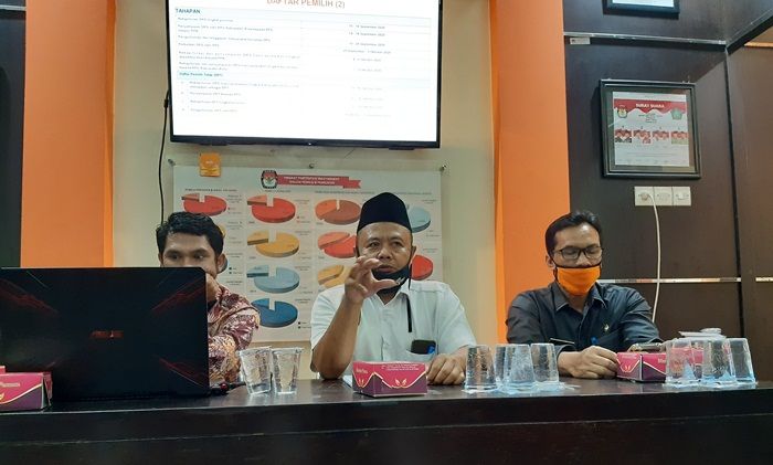 Ketua KPU Sidoarjo, Muhammad Iskak (tengah). (Foto: Istimewa)