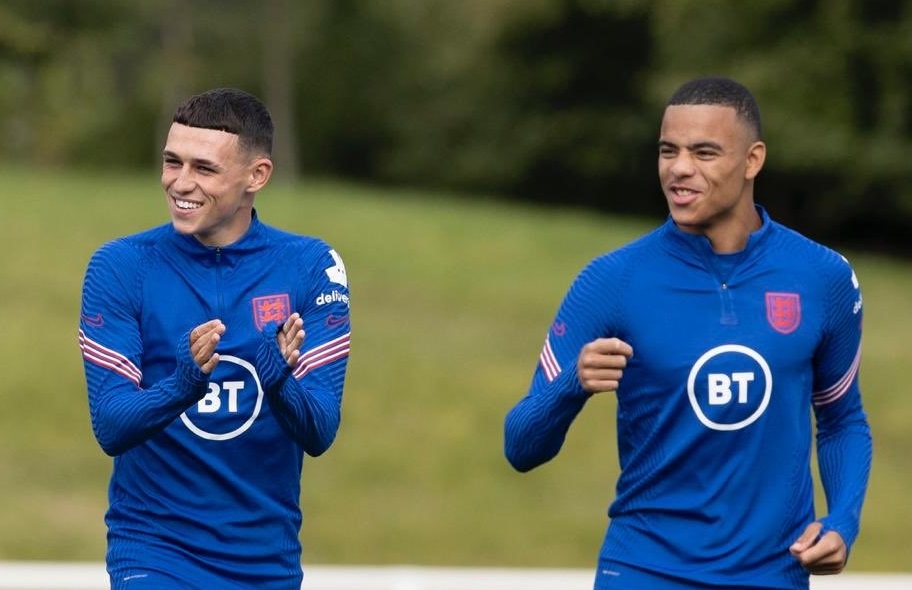 Phil Foden dan Mason Greenwood saat masih berlatih bersama Timnas Inggris. (Foto: Twitter/@PhilFoden)