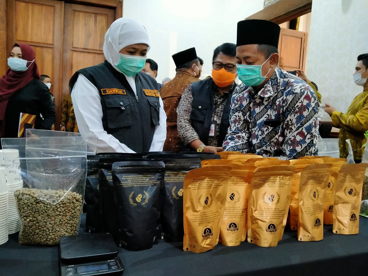 Gubernur Jawa Timur Khofifah Indar Parawansa (kiri) berdiskusi dengan salah satu pelaku UMKM di Gedung Negara Grahadi, Surabaya, Selasa 8 September 2020. (Foto: Fariz Yarbo/Ngopibareng.id)