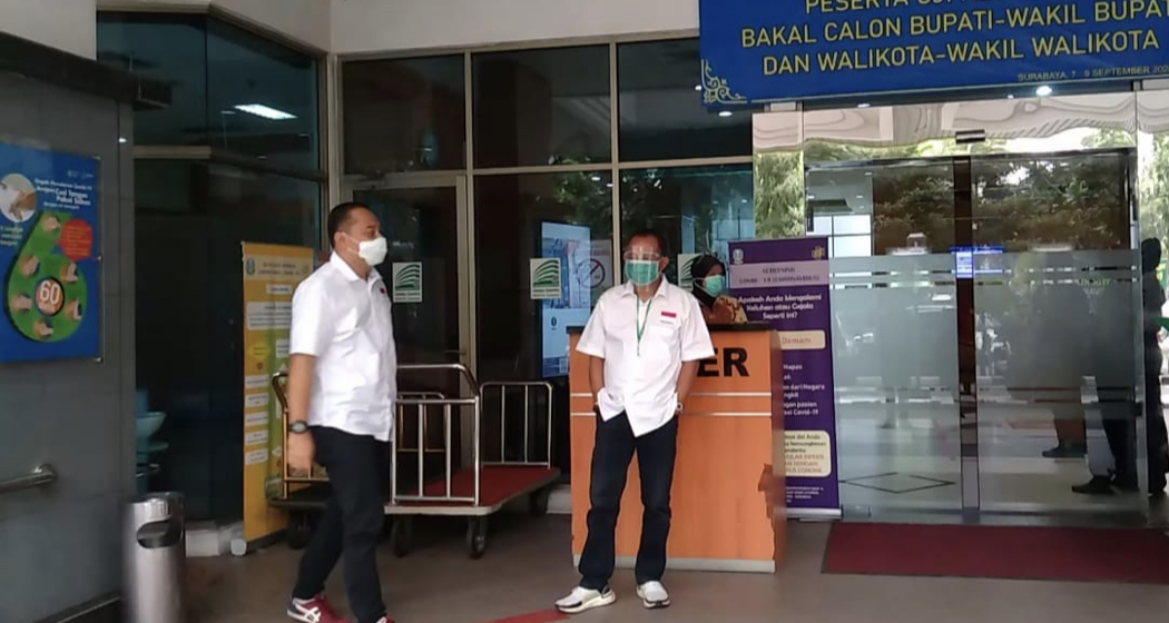 Pasangan Eri Cahyadi dan Armuji saat tiba di RSUD Dr. Soetomo Surabaya. Mereka kembali mendatangi rumah sakit terbesar di Indonesia Timur ini untuk menjalani tes kesehatan lanjutan untuk maju dalam pemilihan Walikota Surabaya, 9 September 2020. (Andhi Dwi/Ngopibareng.id)