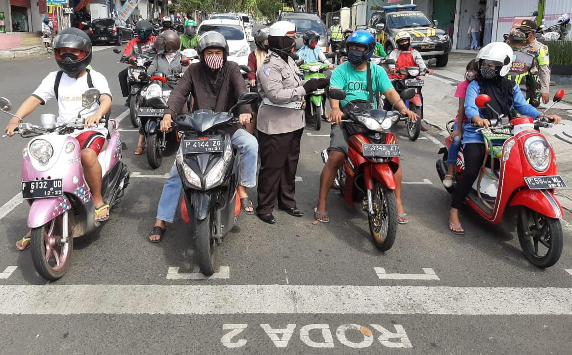 Kanit Dikyasa Satlantas Polresta Banyuwangi, Iptu Datik Hariyati, saat memberikan imabuan pada para pengguna jalan soal pentingnya menggunakan masker. (Foto: Istimewa)