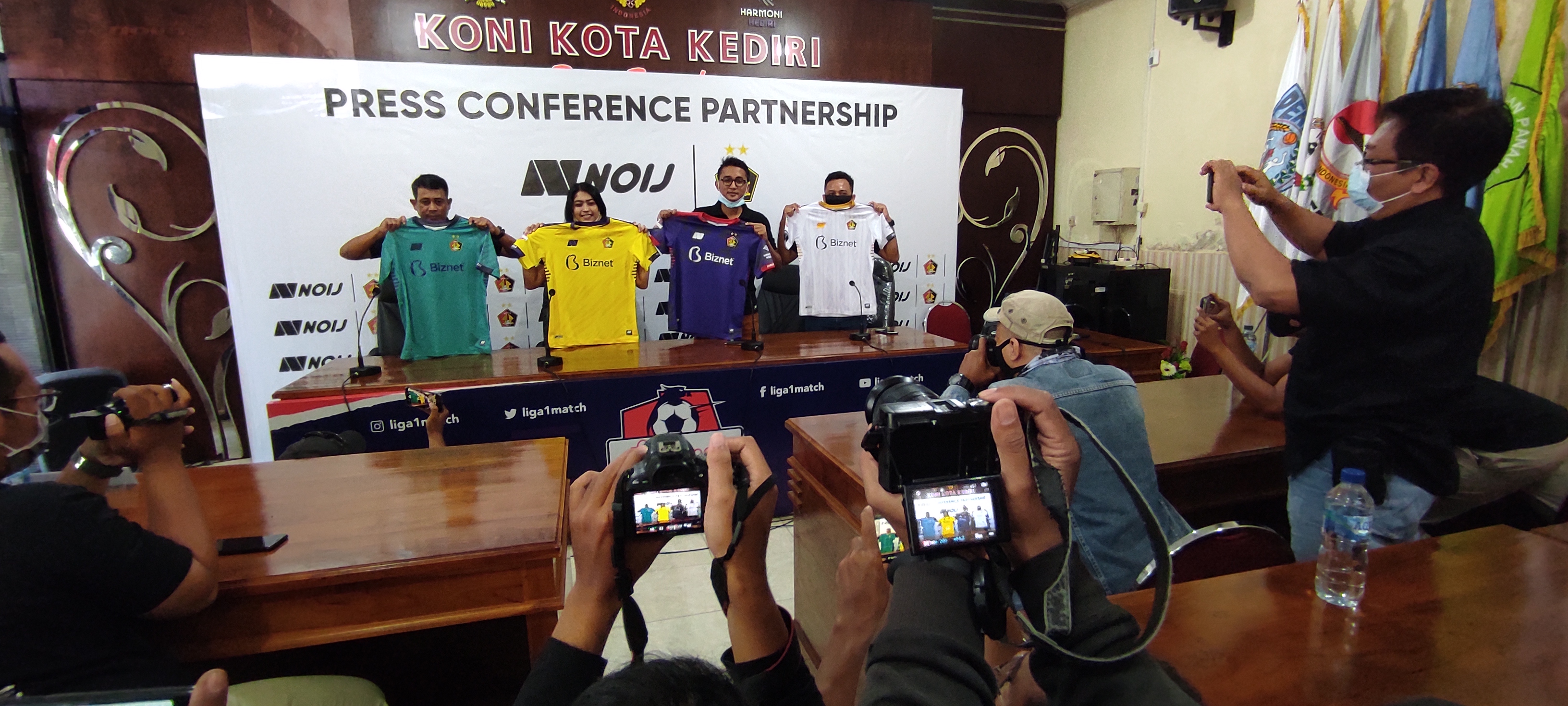 Jelang Liga 1 Persik Kediri perkenalkan Jersey baru.  (Foto: Fendhy Plesmana/Ngopibareng.id)