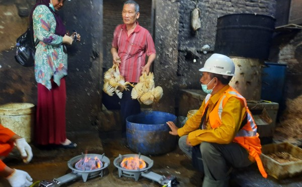 Aktivitas rumah potong ayam milik Muhammad Takwin saat dikunjung petugas PT. PGN beberapa waktu lalu. (Foto: Alief Sambogo/Ngopibareng.id)