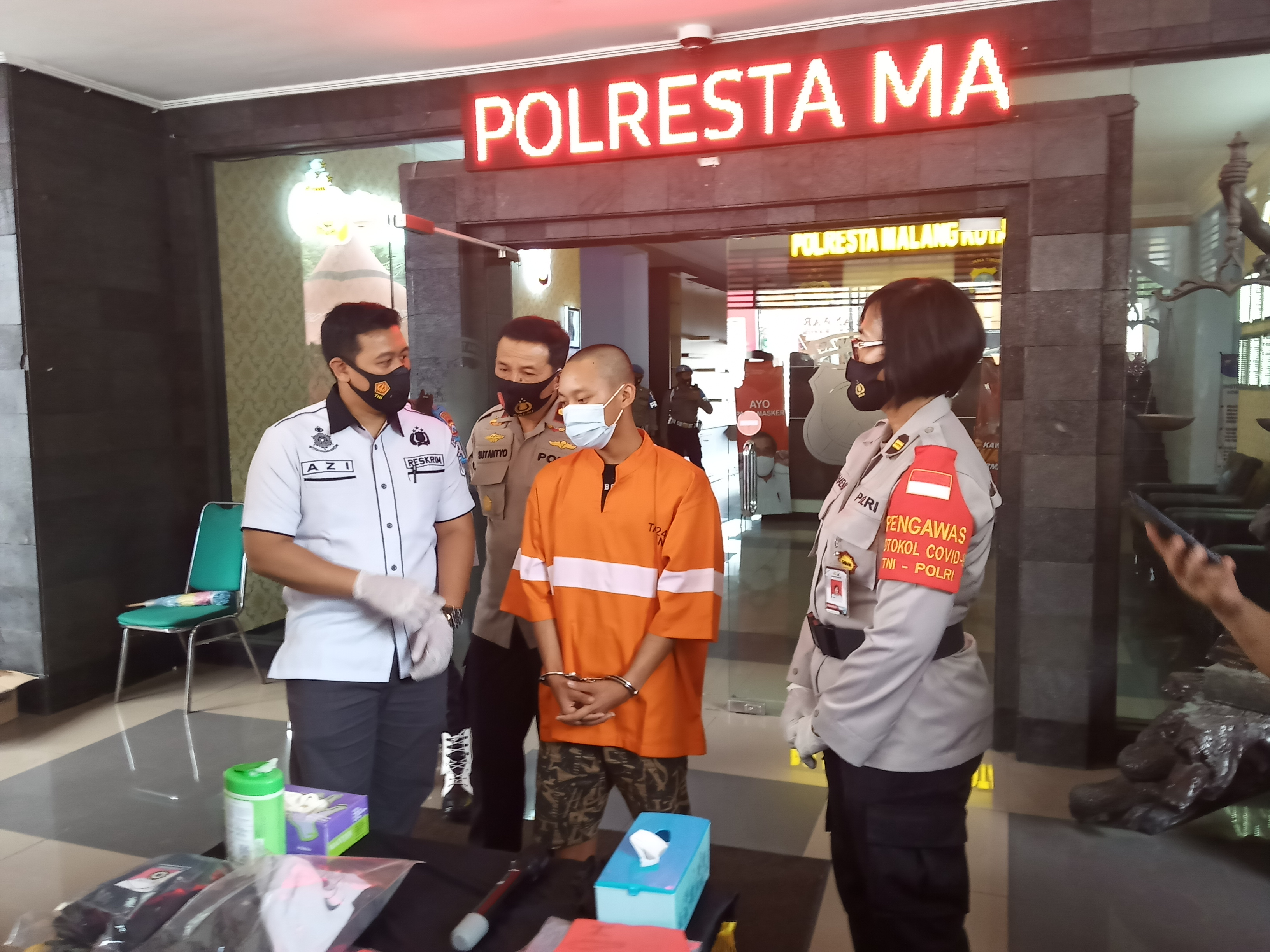 Tersangka pembunuhan, MI, usia 18 tahun, saat rilis kasus di Mapolresta Malang Kota (Foto: Lalu Theo/Ngopibareng.id)