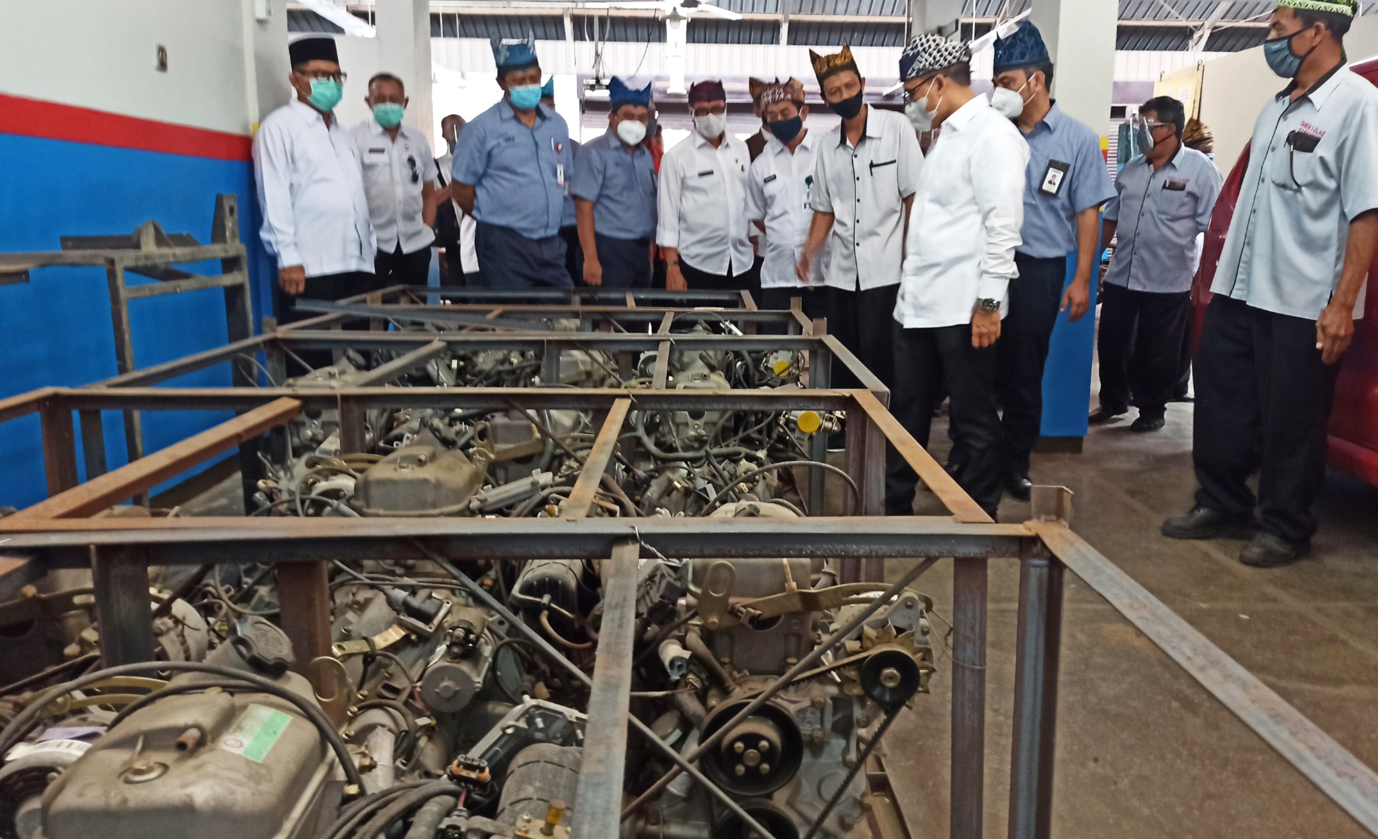 Bupati Banyuwangi Abdullah Azwar Anas bersama Direksi PT INKA melihat mesin kendaraan bantuan PT INKA di SMKN I Glagah (foto:Muh Hujaini/ngopibareng.id)