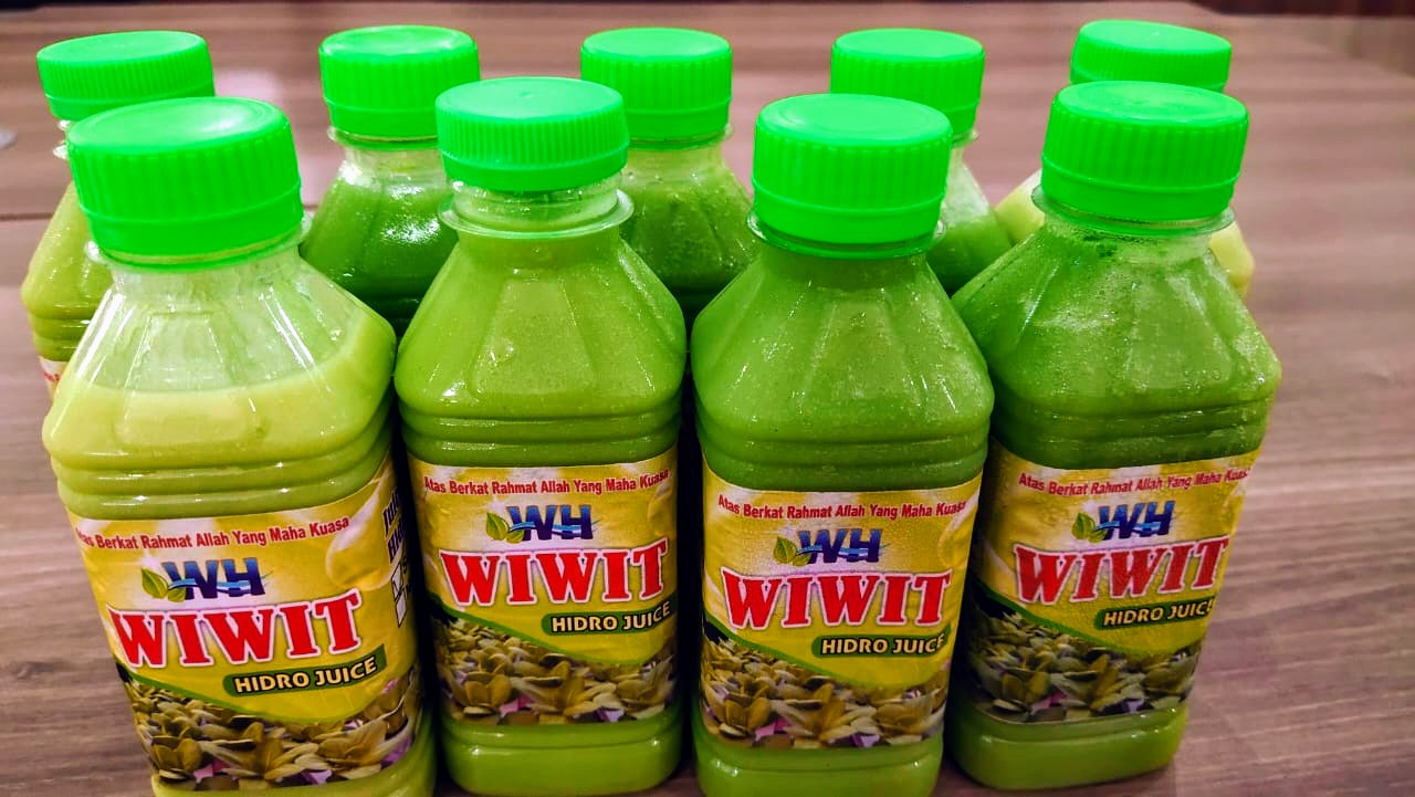 Jus sawi buatan Budi yang dipasarkan secara online yang bertahan kurang dari satu hari. Jus sawi ini dipadu padankan dengan buah murni seperti jeruk, buah naga dan nanas. (Foto: Dok Pribadi M Budi Setiawan)