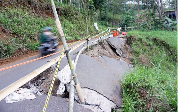 Kondisi longsor di Jalur Selingkar Wlis Tulungagung yang longsor terseret air hujan. (Foto:Ant)