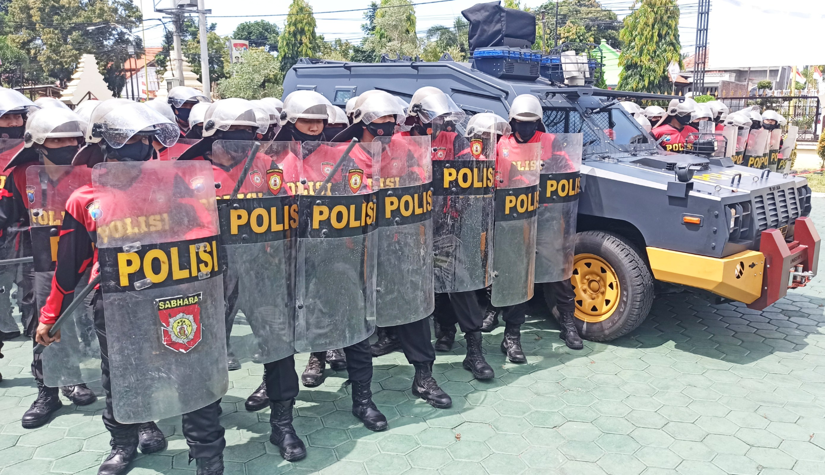 Pasukan Dalmas Polresta Banyuwangi menggelar latihan formasi pengurai massa. (Foto: Muh Hujaini/Ngopibareng.id)