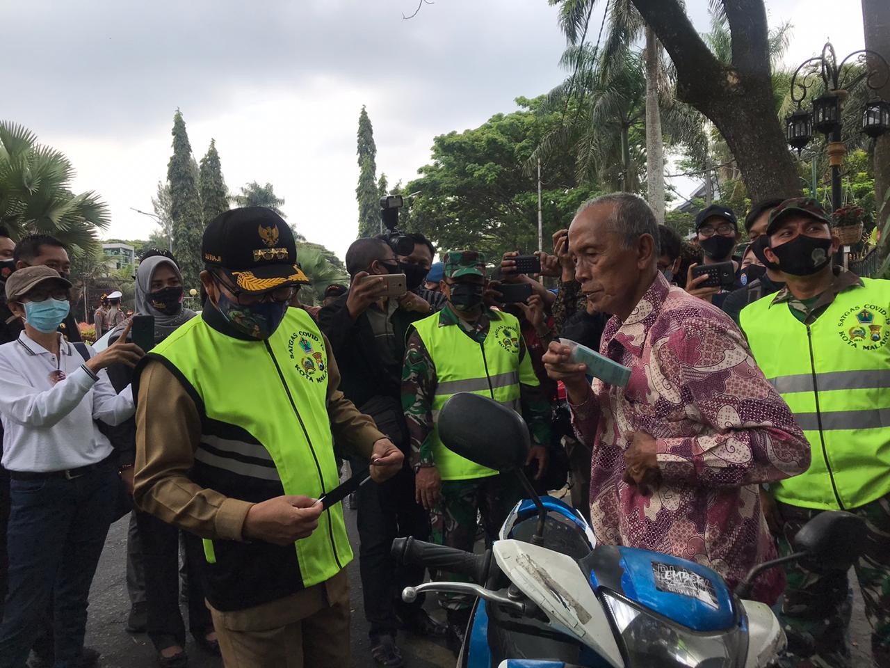 Salah satu warga yang tertangkap tidak memakai masker. (Foto: Lalu Theo/Ngopibareng.id)