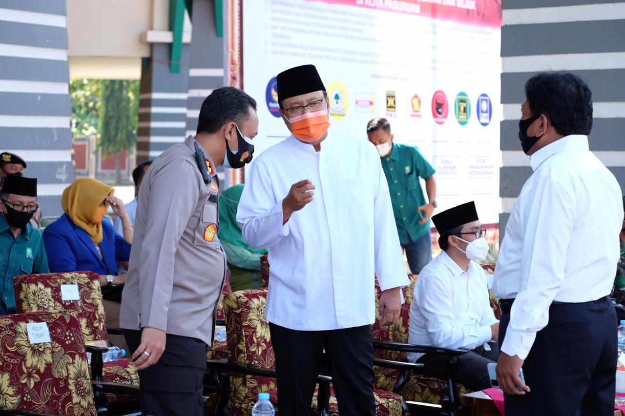 Calon Walikota Pasuruan (tengah) berbincang dengan Kapolresta Pasuruan AKBP Arman. (Foto: Ist/Ngopibareng.id)