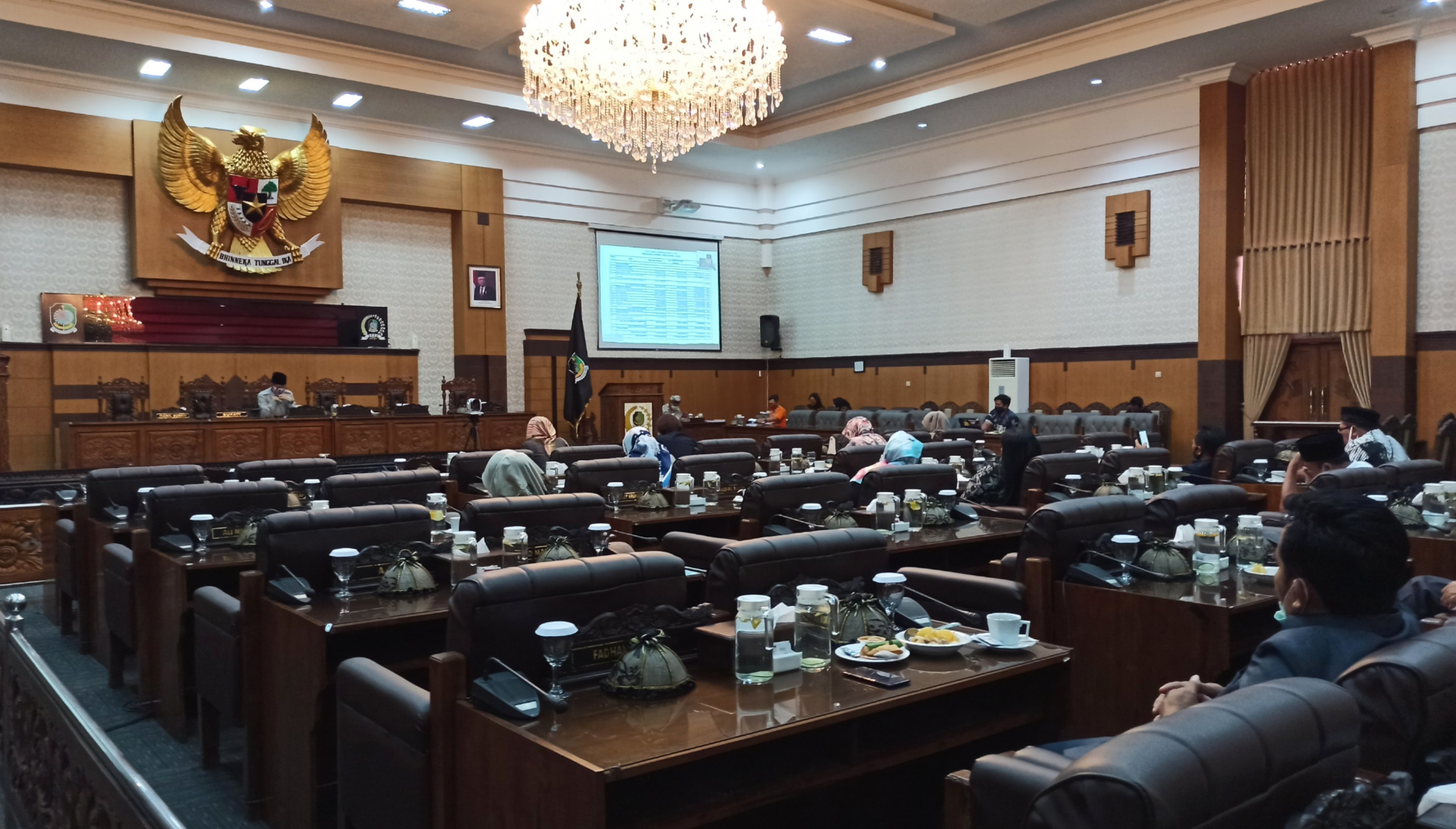 Suasana sidang paripurna di DPRD Banyuwangi, Jawa Timur. (Foto: Muh Hujaini/Ngopibareng.id)