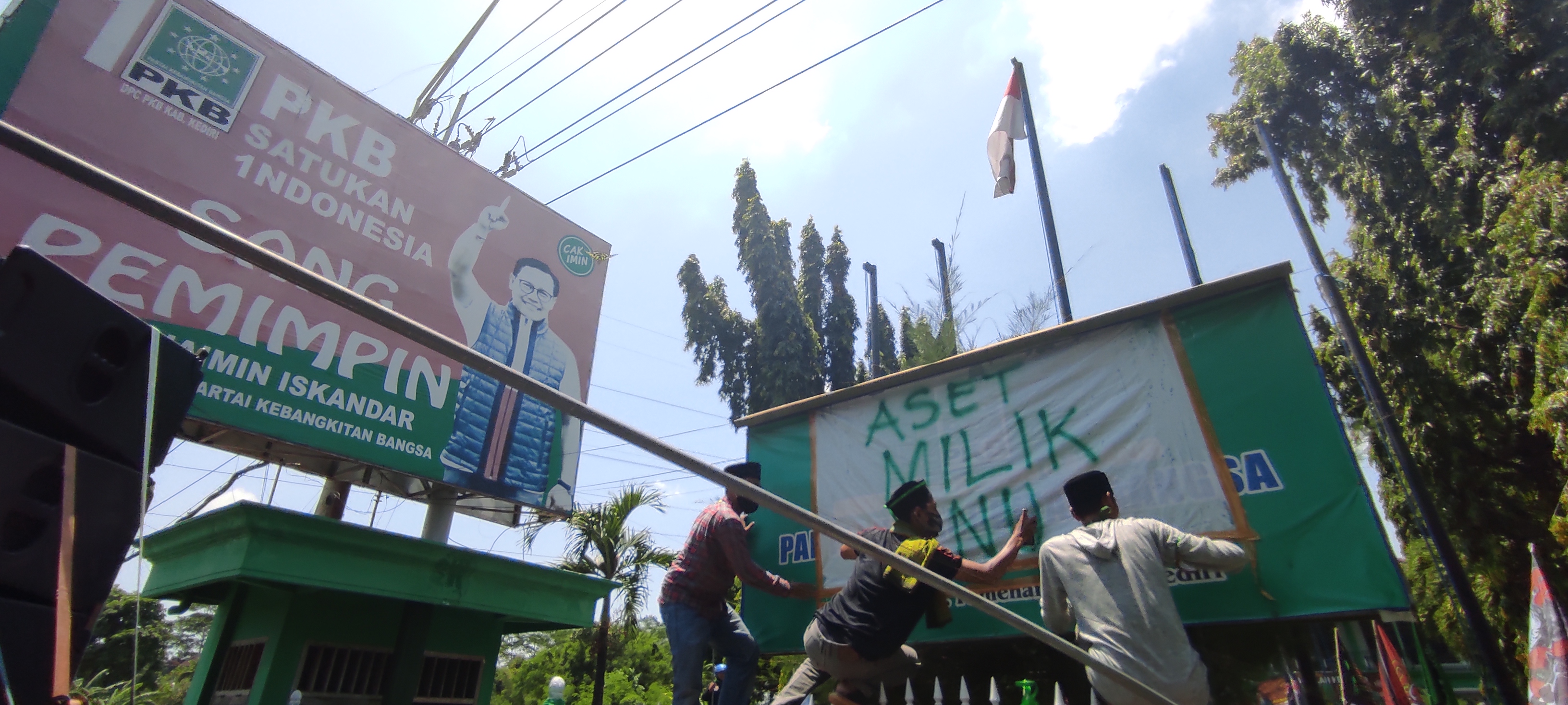 Massa NU datangi kantor DPC PKB Kabupaten Kediri meminta pengembalian aset. (Foto: Fendhy Plesmana/Ngopibareng.id)